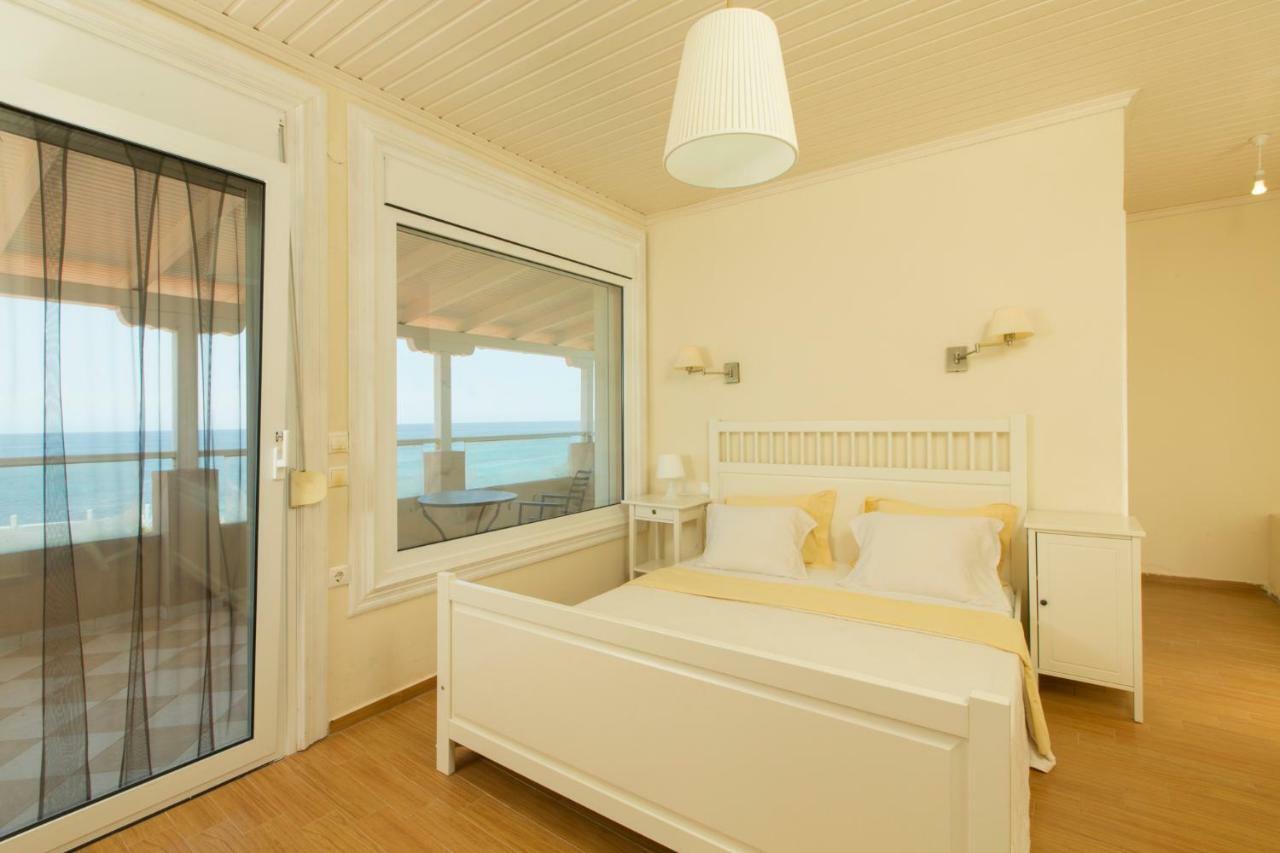 Magnificent Seascape Villa On A Secluded Beach 네아 모우다니아 외부 사진