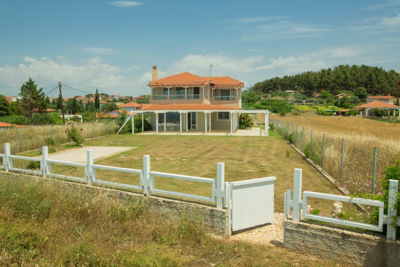 Magnificent Seascape Villa On A Secluded Beach 네아 모우다니아 외부 사진