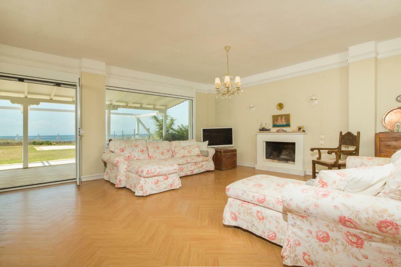 Magnificent Seascape Villa On A Secluded Beach 네아 모우다니아 외부 사진