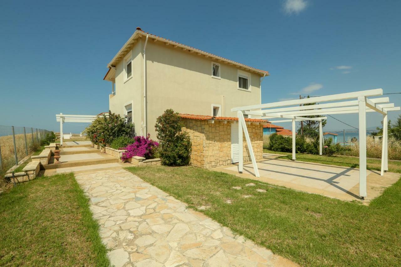 Magnificent Seascape Villa On A Secluded Beach 네아 모우다니아 외부 사진