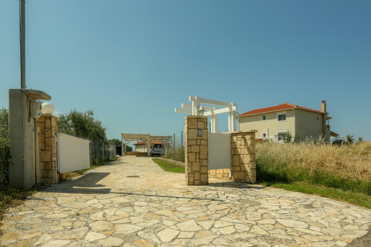 Magnificent Seascape Villa On A Secluded Beach 네아 모우다니아 외부 사진